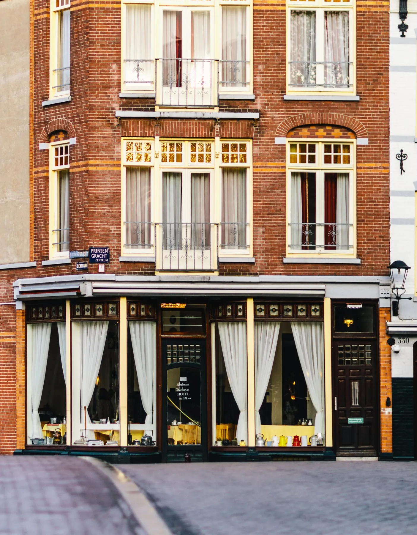 The same corner building today: the Wiechmann Hotel, with the restaurant on the ground floor