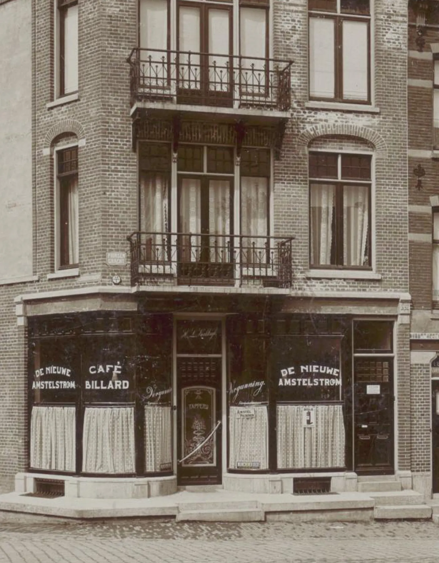 Historic photo of the corner building on the Prinsengracht, then with a café on the ground floor